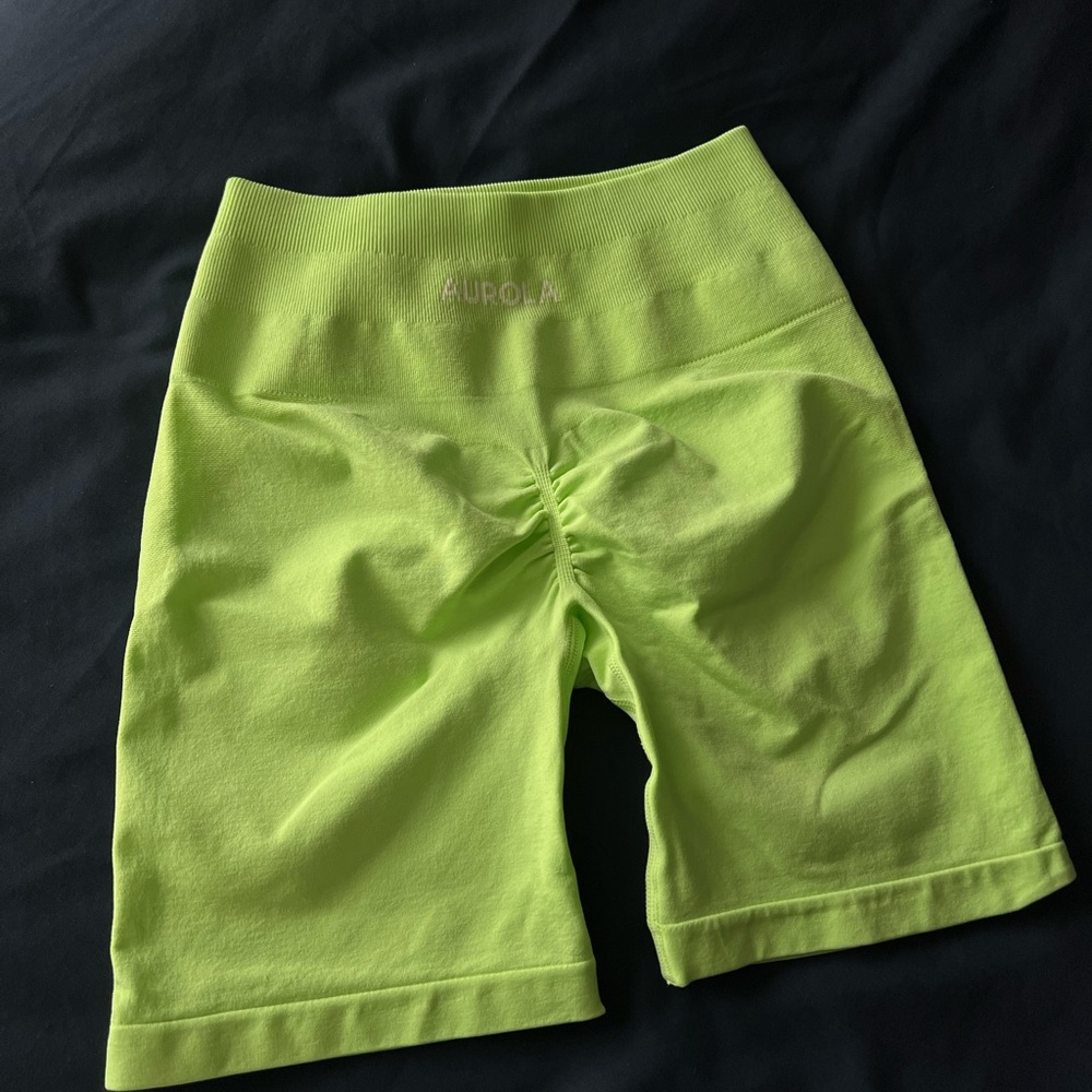 AUROLA intensify 4.5 butt scrunch seamless shorts brand new TENDER GREEN